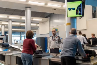 idoso-tenta-pegar-voo-com-a-mulher-morta-em-cadeira-de-rodas