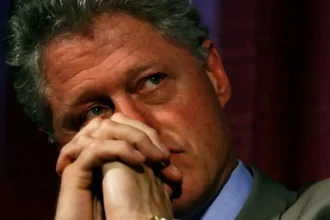 clinton-nao-comparece-a-audiencia-do-caso-epstein-no-congresso-e-pode-ser-acusado-de-desacato