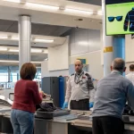 idoso-tenta-pegar-voo-com-a-mulher-morta-em-cadeira-de-rodas