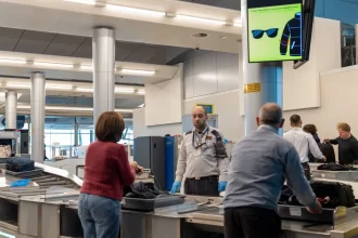 idoso-tenta-pegar-voo-com-a-mulher-morta-em-cadeira-de-rodas