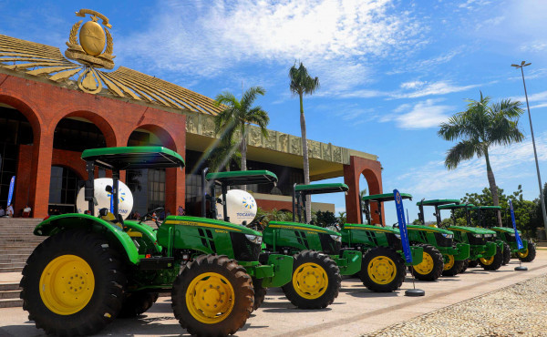 governador-wanderlei-barbosa-entrega-tratores-para-escolas-agricolas-e-fortalece-a-qualificacao-tecnica-e-pratica-de-mais-de-1,3-mil-estudantes