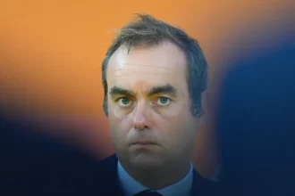 premie-da-franca-sobrevive-a-2-votacoes-no-parlamento-que-visavam-derruba-lo