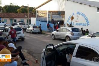 pais-dormem-em-fila-para-garantir-matriculas-de-filhos-no-interior-do-tocantins; video