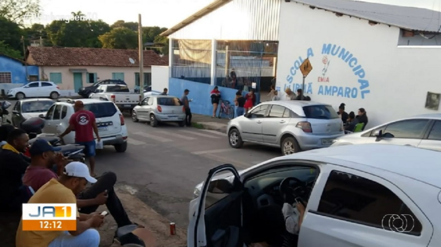 pais-dormem-em-fila-para-garantir-matriculas-de-filhos-no-interior-do-tocantins; video