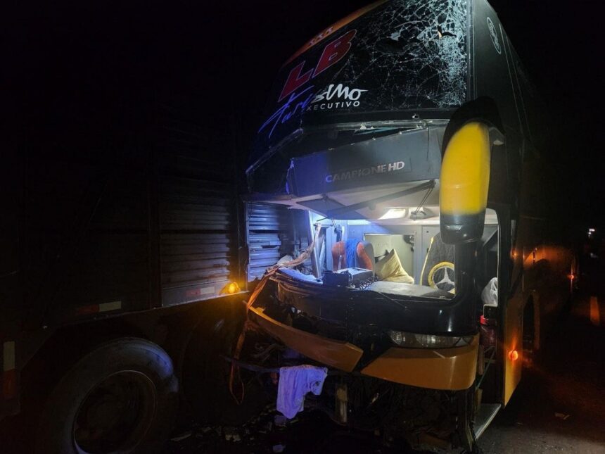 acidente-entre-onibus-com-time-de-futebol-e-caminhao-deixa-uma-pessoa-morta-e-feridos-na-br-153