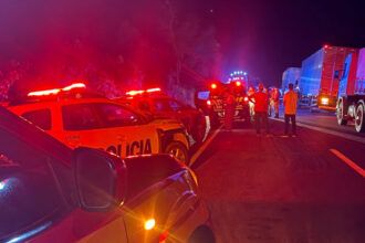 corpo-de-bombeiros-atende-acidente-de-transito-com-onibus-que-transportava-equipe-esportiva-na-br-153