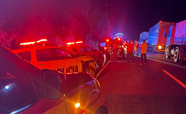 corpo-de-bombeiros-atende-acidente-de-transito-com-onibus-que-transportava-equipe-esportiva-na-br-153