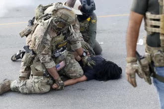 casal-acusa-ice-de-jogar-gas-lacrimogenio-em-carro-com-seus-6-filhos