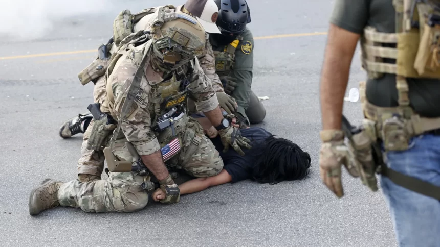 casal-acusa-ice-de-jogar-gas-lacrimogenio-em-carro-com-seus-6-filhos