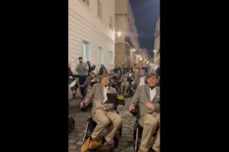 desfile-de-carnaval-com-“stephens-hawkings”-na-espanha-viraliza;-video