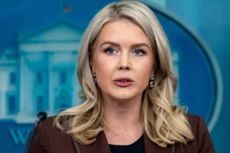 “vergonha”.-leavitt-abandona-conferencia-apos-questao-sobre-renee-good