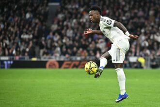 novo-tecnico-do-real-madrid-defende-vini-jr-apos-vaias-em-campo:-‘carregou-o-time-nas-costas-e-nos-deu-titulos’