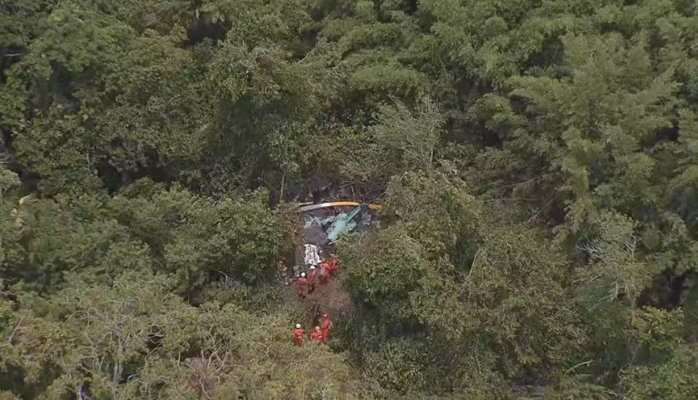 tres-pessoas-morrem-em-queda-de-aeronave-em-guaratiba