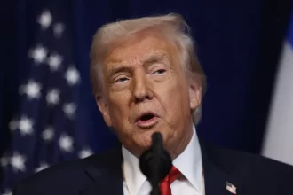 eua-deixa-aviso-em-portugues:-“se-roubar,-trump-vai-te-mandar-de-volta”