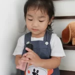 bebe-de-1-ano-cai-da-cama-e-fica-com-carregador-cravado-na-testa-em-mg