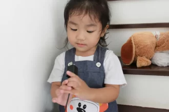 bebe-de-1-ano-cai-da-cama-e-fica-com-carregador-cravado-na-testa-em-mg