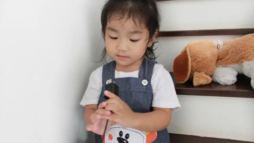 bebe-de-1-ano-cai-da-cama-e-fica-com-carregador-cravado-na-testa-em-mg