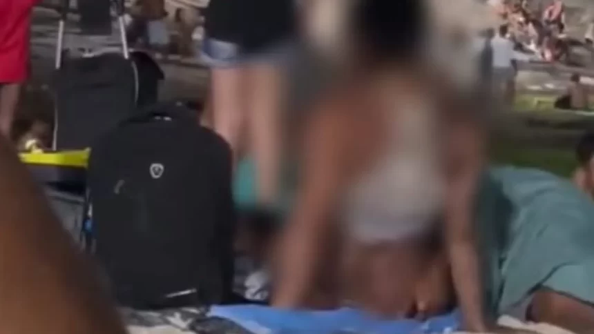 casal-e-abordado-pela-pm-durante-ato-sexual-em-praia-no-rj;-veja