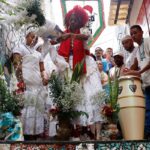 baianas-lavam-escadaria-em-copacabana-em-homenagem-a-oxossi