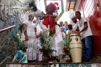 baianas-lavam-escadaria-em-copacabana-em-homenagem-a-oxossi