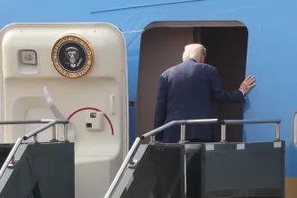 aviao-de-trump-que-seguia-para-davos-sofre-“problema”-eletrico-e-regressa-a-base