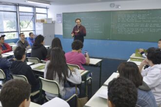 piso-do-magisterio-tem-reajuste-de-5,4%-e-vai-a-r$-5,1-mil-em-2026
