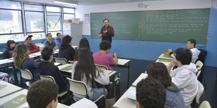 piso-do-magisterio-tem-reajuste-de-5,4%-e-vai-a-r$-5,1-mil-em-2026