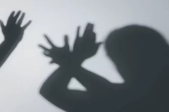 mulher-escraviza-vitima-por-25-anos-e-e-condenada-no-reino-unido