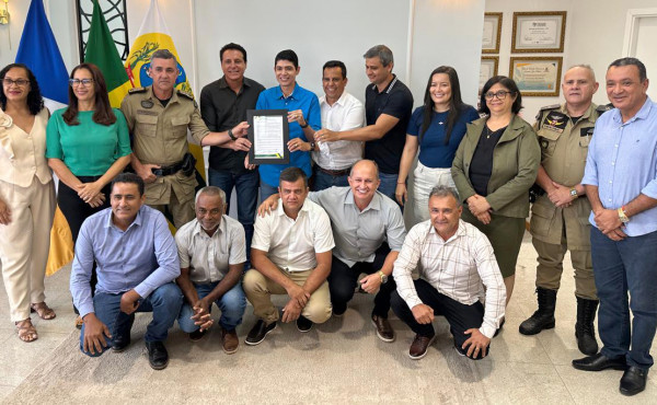 seduc-participa-de-assinatura-de-cessao-de-terreno-para-regularizacao-fundiaria-colegio-militar-diaconizio-bezerra-da-silva-em-paraiso