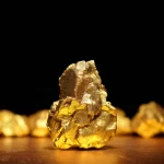 ouro-fecha-em-alta-e-se-aproxima-de-us$-5-mil;-prata-renova-recorde-acima-dos-us$-100