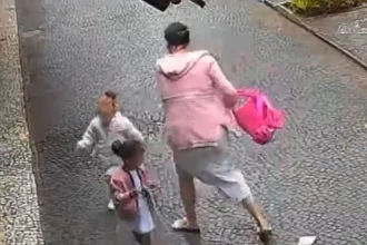 mae-derruba-propria-filha-no-chao-apos-lhe-dar-tapas-na-cabeca;-video