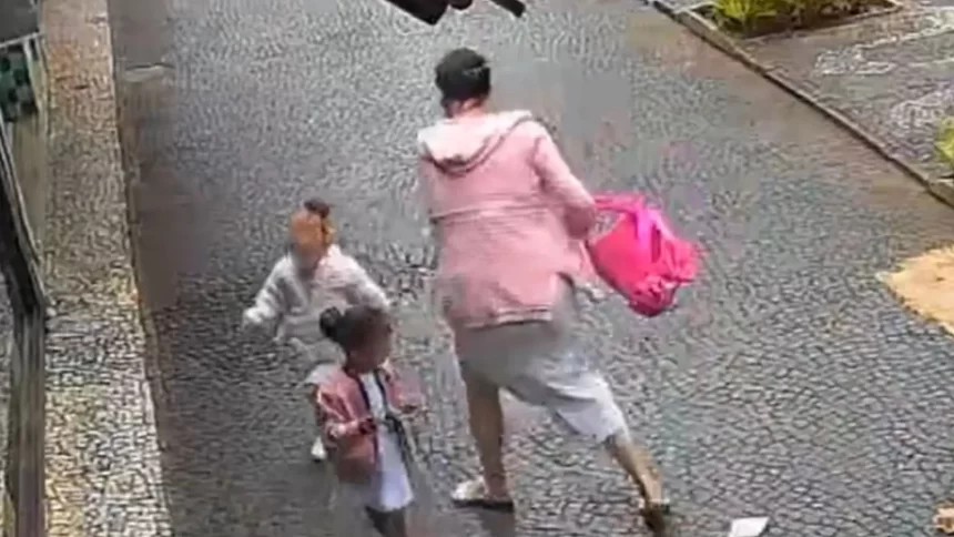 mae-derruba-propria-filha-no-chao-apos-lhe-dar-tapas-na-cabeca;-video