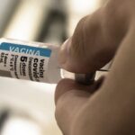 apos-cinco-anos-de-vacinacao,-covid-recua,-mas-ainda-preocupa