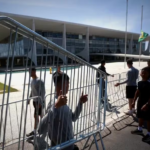 gsi-recoloca-grades-no-palacio-do-planalto-antes-de-manifestacao-de-nikolas-ferreira