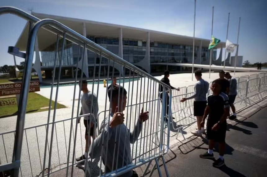 gsi-recoloca-grades-no-palacio-do-planalto-antes-de-manifestacao-de-nikolas-ferreira