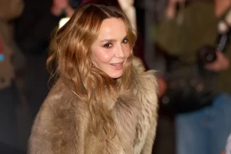 atriz-de-‘emily-in-paris’-fala-sobre-seu-1o-filme-brasileiro,-em-que-vive-a-mae-de-amyr-klink