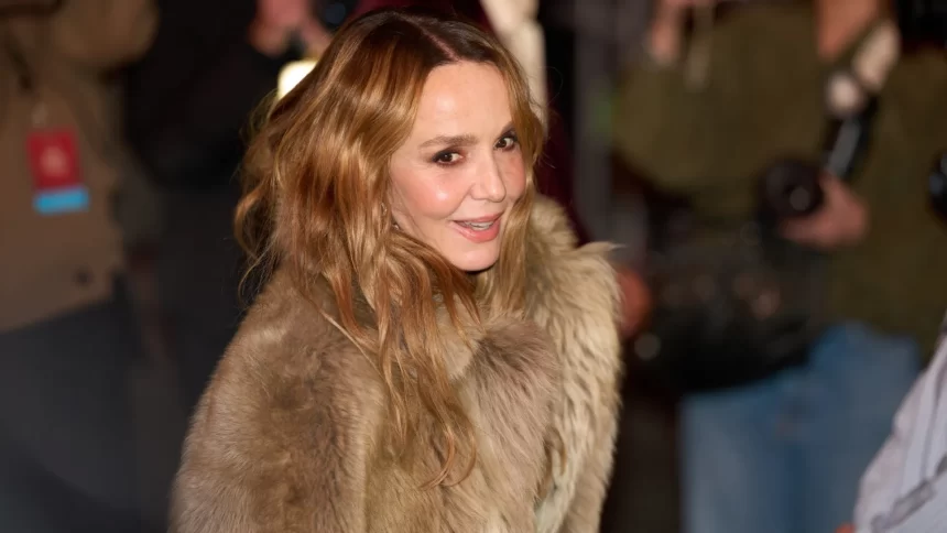 atriz-de-‘emily-in-paris’-fala-sobre-seu-1o-filme-brasileiro,-em-que-vive-a-mae-de-amyr-klink