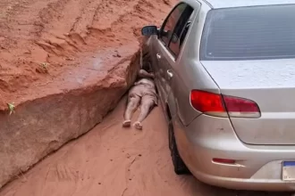 homem-que-ficou-com-cabeca-atolada-na-roda-do-carro-morre-apos-resgate