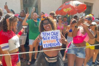 ‘tem-que-ser-hoje,-amanha-eu-trabalho’:-recem-contratada-clt-curte-bloco-da-lexa-antes-do-primeiro-dia-como-merendeira