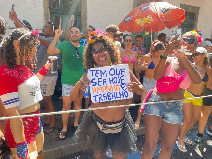 ‘tem-que-ser-hoje,-amanha-eu-trabalho’:-recem-contratada-clt-curte-bloco-da-lexa-antes-do-primeiro-dia-como-merendeira