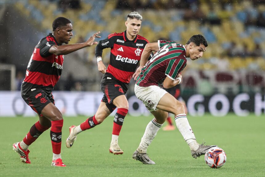 em-jogo-paralisado-por-diluvio-no-maracana,-fluminense-supera-flamengo,-que-esta-na-vice-lanterna-do-carioca