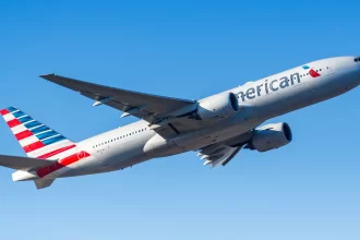 american-airlines-decepciona-em-lucro,-confirma-receita-e-destaca-impacto-de-shutdown-no-4o-tri