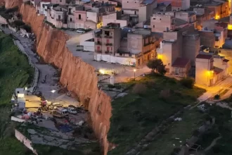tempestade-coloca-localidade-da-sicilia-(literalmente)-a-beira-do-abismo