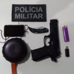 homem-e-preso-pela-pm-com-simulacro-de-arma-de-fogo-e-arma-branca-em-porto-nacional