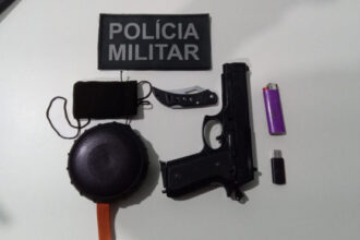 homem-e-preso-pela-pm-com-simulacro-de-arma-de-fogo-e-arma-branca-em-porto-nacional