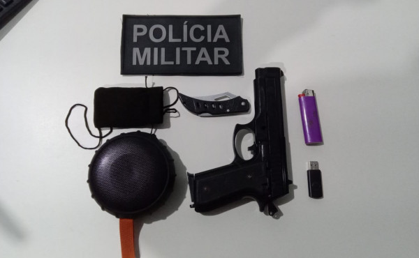 homem-e-preso-pela-pm-com-simulacro-de-arma-de-fogo-e-arma-branca-em-porto-nacional