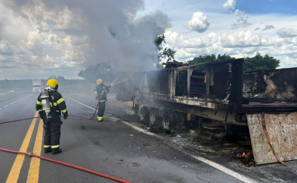 corpo-de-bombeiros-militar-combate-incendio-em-caminhao-na-br-153,-em-brasilandia-do-tocantins