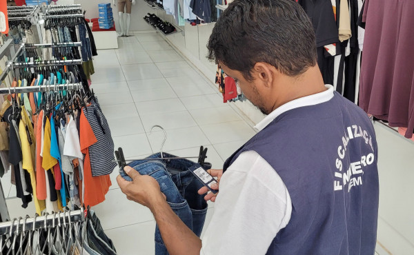 agencia-de-metrologia-fiscaliza-comercio-textil-e-orienta-consumidores-sobre-compras-de-roupas