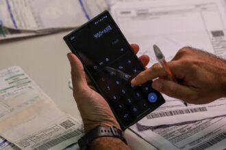 pesquisa-mostra-que-66%-dos-universitarios-endividados-ja-cortaram-itens-basicos-para-pagar-mensalidade