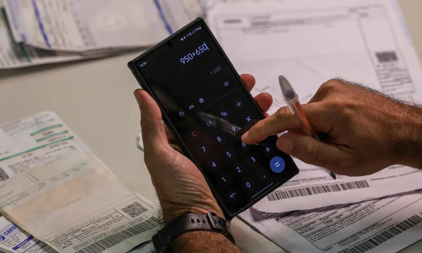 pesquisa-mostra-que-66%-dos-universitarios-endividados-ja-cortaram-itens-basicos-para-pagar-mensalidade